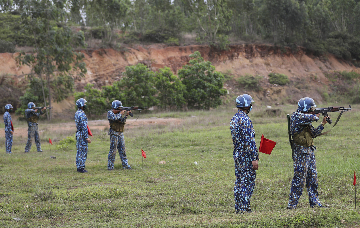 Tư thế nằm bắn, quỳ và đứng bắn.